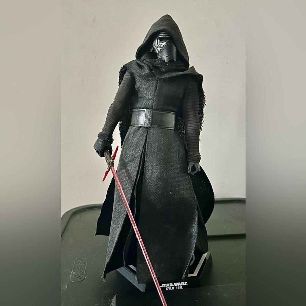 STAR WARS HOT TOYS KYLO REN FORCE AWAKENS 1:6 SCALE FIGURE MMS320 Pre Owned
